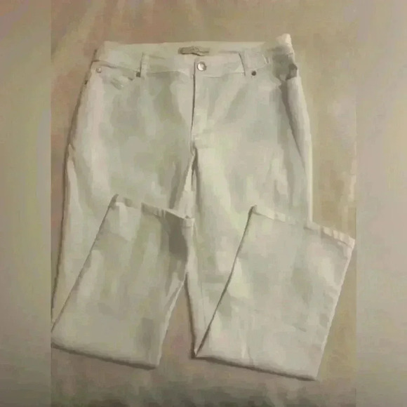 Est 1946 denim mid rise white capris with five pockets. Women’s size 10 - Picture 1 of 8